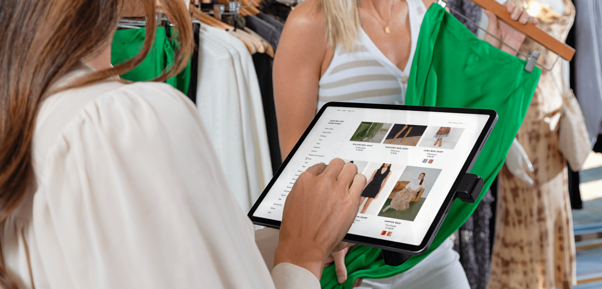 Deux femmes regardant les options de vêtements sur le support de tablette NE150