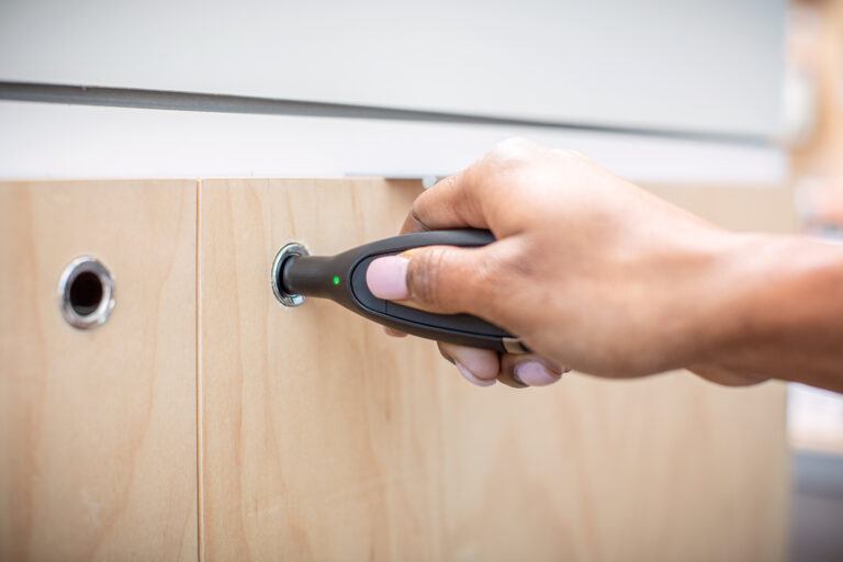 Main de femme déverrouillant la serrure OneKEY