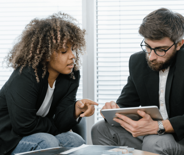 Homme et femme regardant une tablette sécurisée