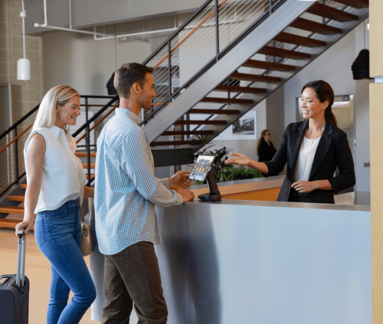 Homme et femme avec un employé et un système de point de vente sur tablette