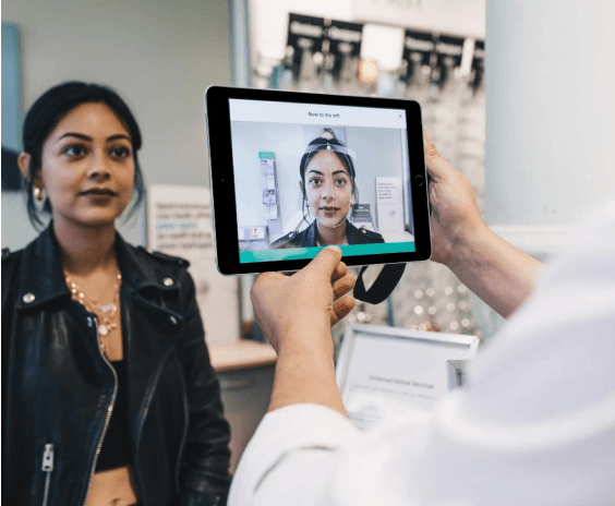 Employé d'un magasin d'optique prenant une photo d'une femme avec le CT101