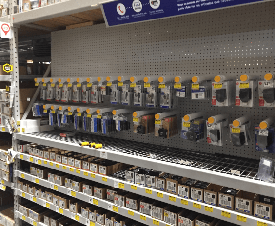 Mur de produits sécurisés dans un magasin de bricolage