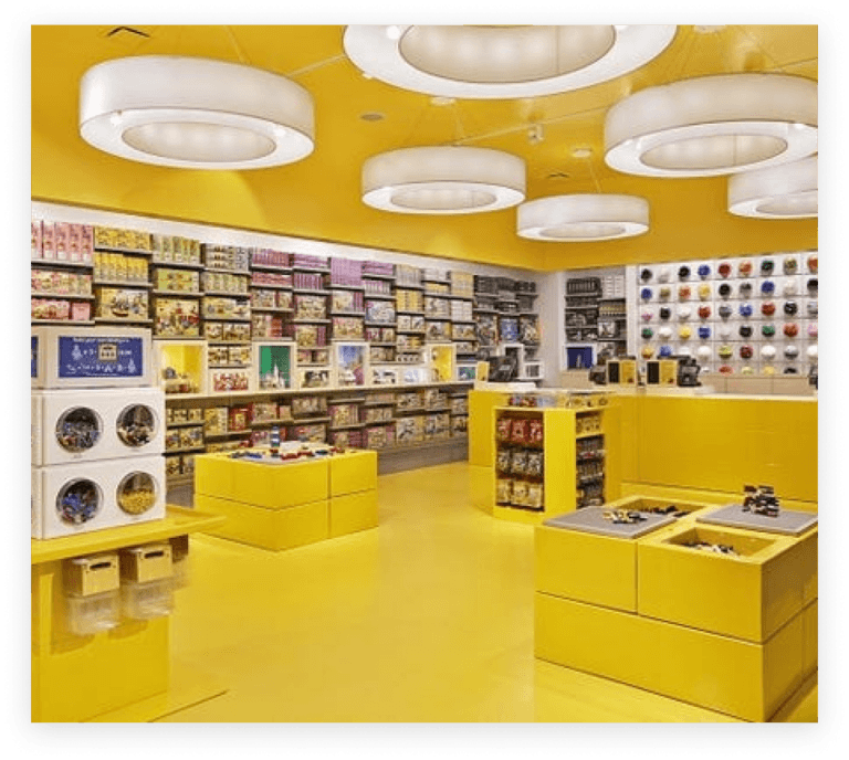 Intérieur jaune vif d'un magasin Lego