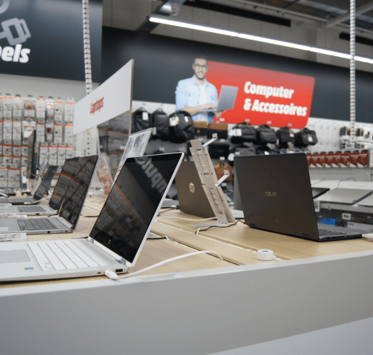 Présentoir d'ordinateur dans un magasin de détail