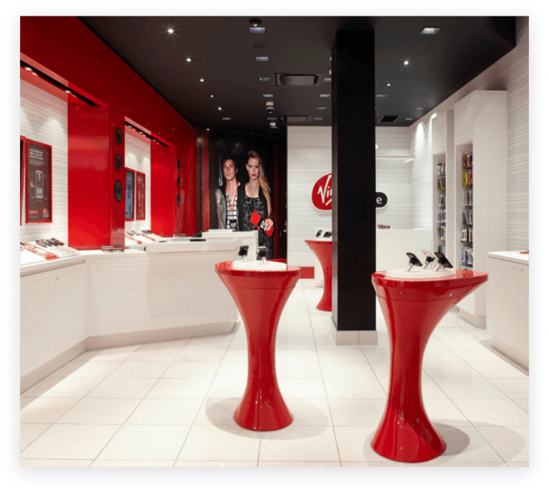 Intérieur du magasin Virgin Mobile avec présentation des produits