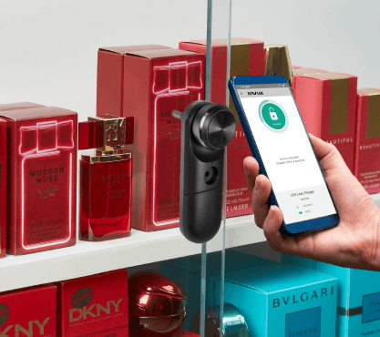 Smart Lock déverrouillé par un téléphone sur une boîte à parfum avec des portes en verre