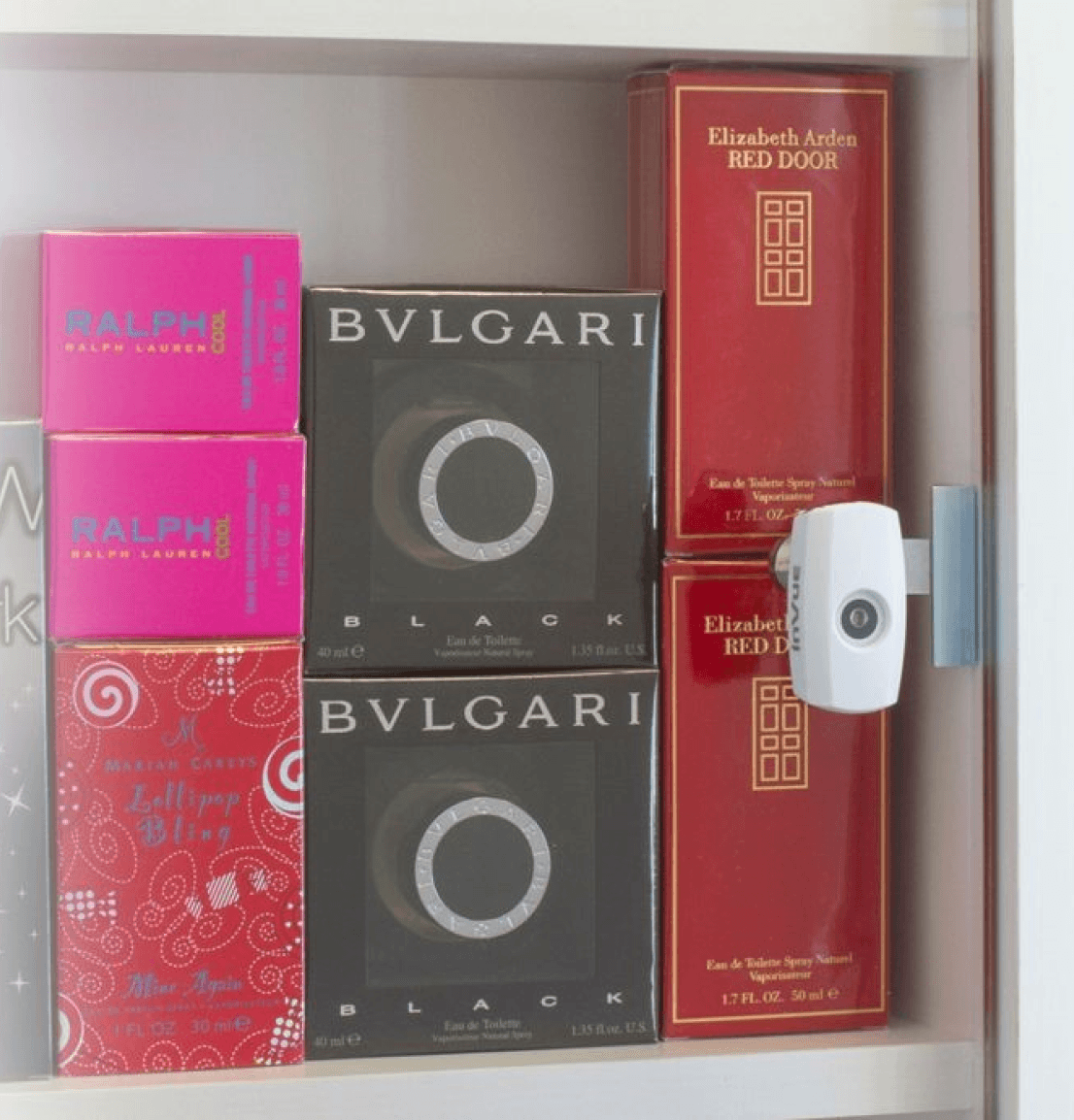 Cam Lock sur la porte vitrée pivotante protégeant les boîtes de parfum