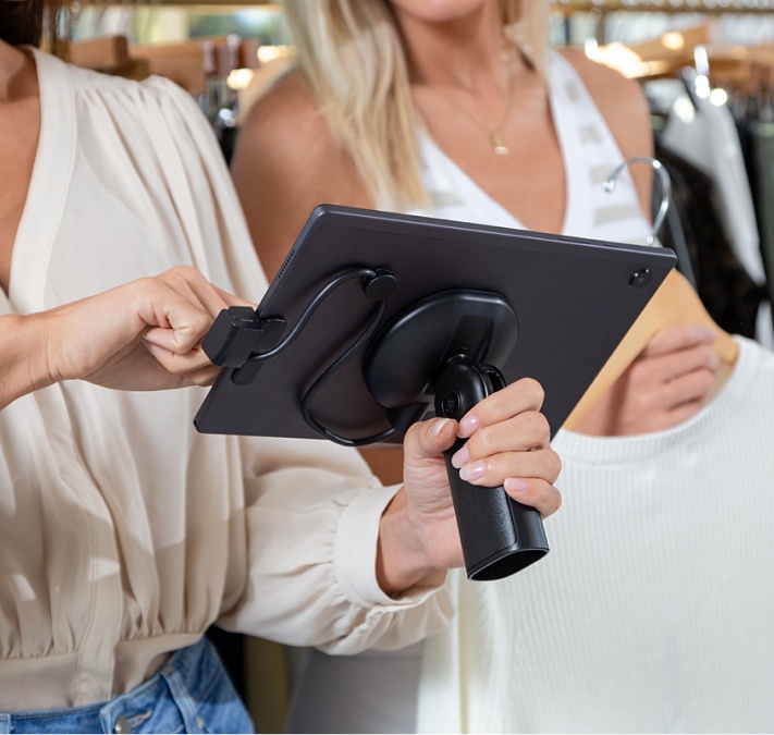 Deux femmes utilisant une solution mPOS dans un environnement de vente au détail.