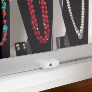 InVue Smart Plunger Lock en blanc, conçu pour des solutions de sécurité avancées