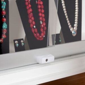 InVue Smart Plunger Lock en blanc, conçu pour des solutions de sécurité avancées