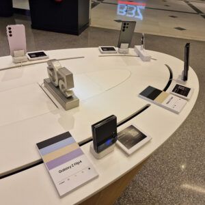 Table blanche avec des appareils mobiles sur des supports de sécurité