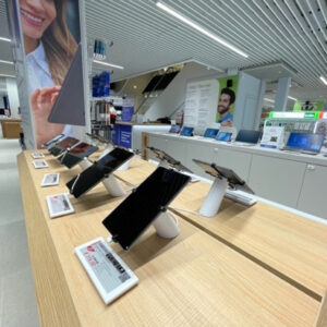 Magasin intérieur de Trony avec tablette sécurisée et exposée