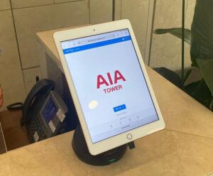 Tablette blanche sur support noir dans la tour AIA