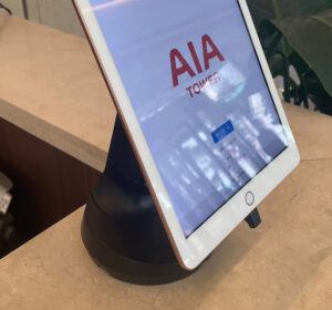 Tablette blanche sur support noir dans la tour AIA