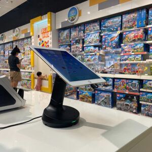 Tablette sur le dispositif de sécurité noir dans le magasin Lego