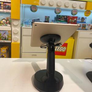 Tablette sur le dispositif de sécurité noir dans le magasin Lego