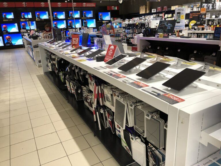 Carrefour Belgique présente des tablettes avec les solutions de sécurité d'InVue pour la vente au détail