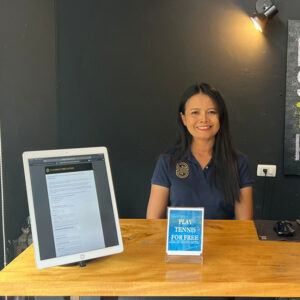 Femme à la table avec des produits InVue à SiamSportsPro