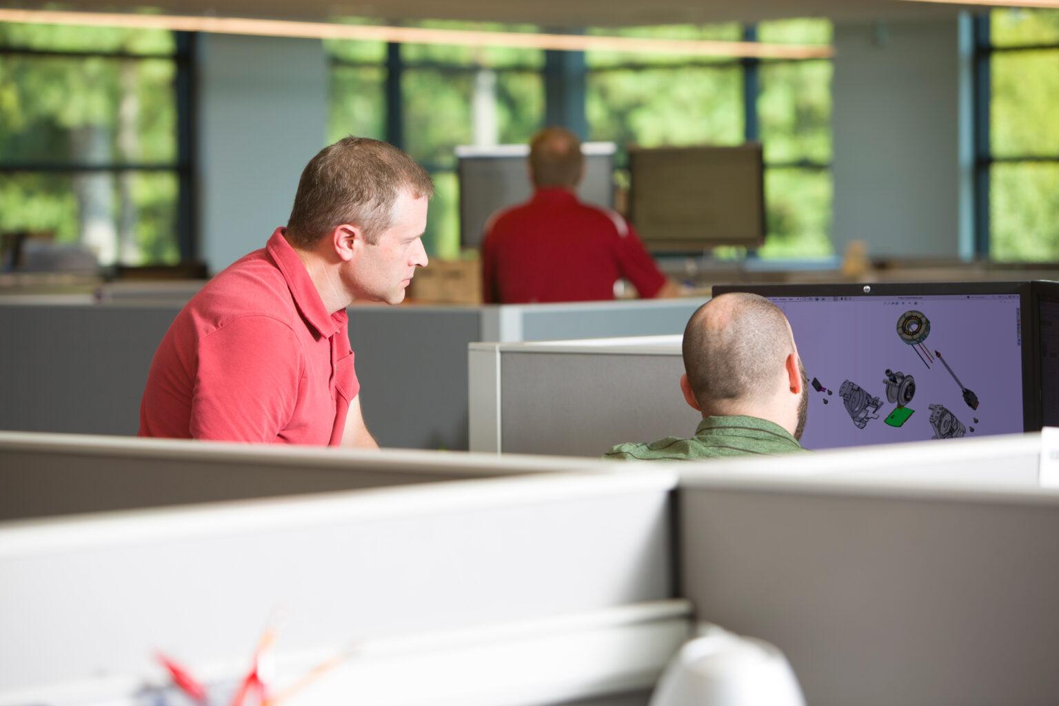 Deux ingénieurs devant un écran d'ordinateur à InVue