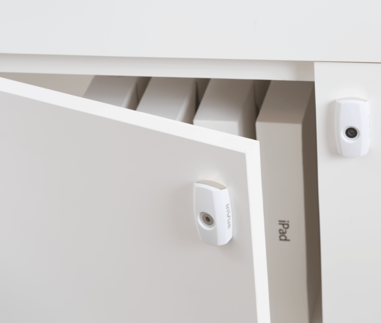 InVue Smart Cam Lock en blanc, conçu pour des solutions de sécurité avancées