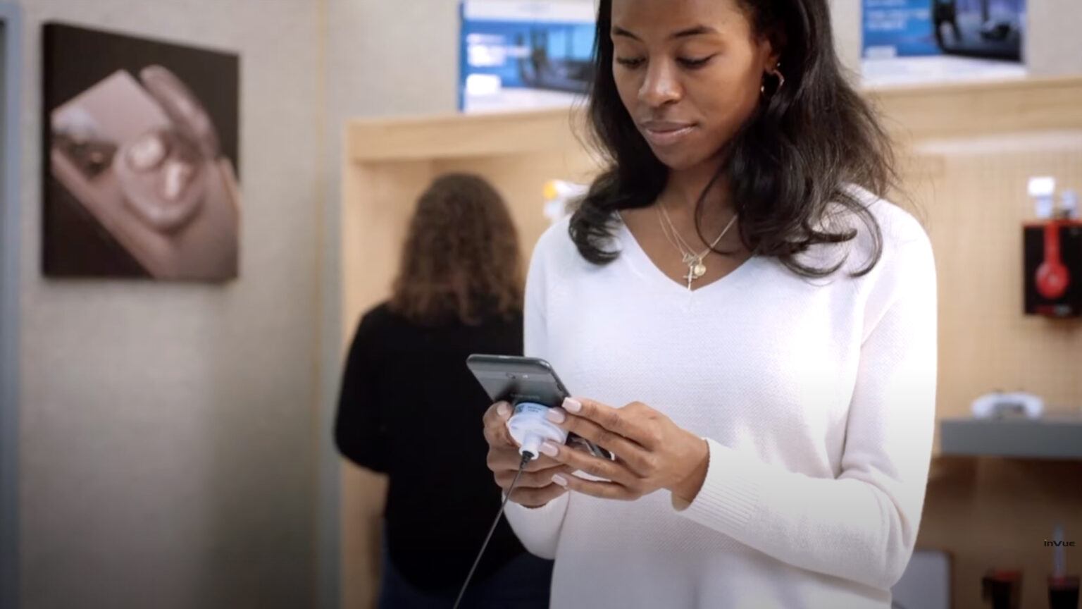 Femme tenant un téléphone avec OnePOD