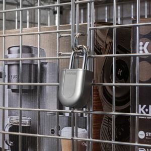 Cadenas InVue sécurisant une cage contenant des produits Keurig