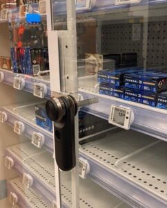 LIVE Les Plunger Locks sécurisent une vitrine chez Canadian Tire.