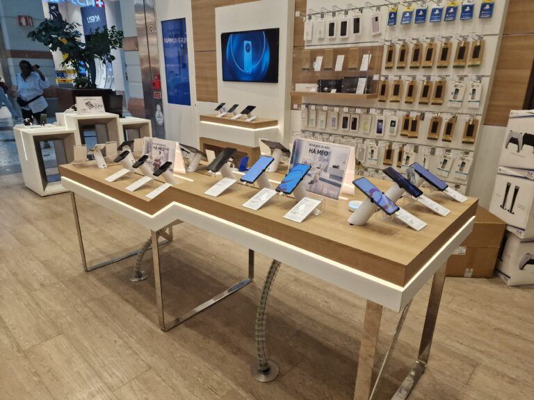 Exposition en magasin avec des téléphones sur des OnePODs