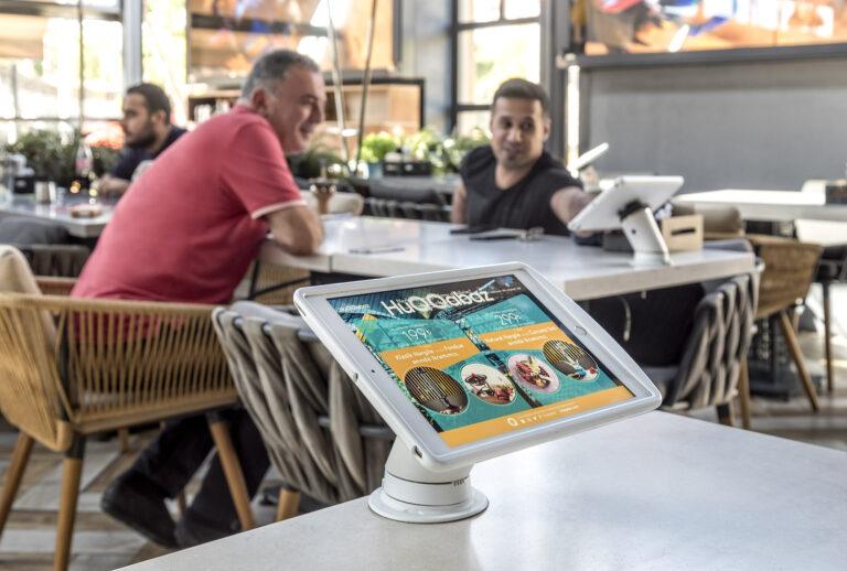 Le support de tablette CT100 dans un restaurant