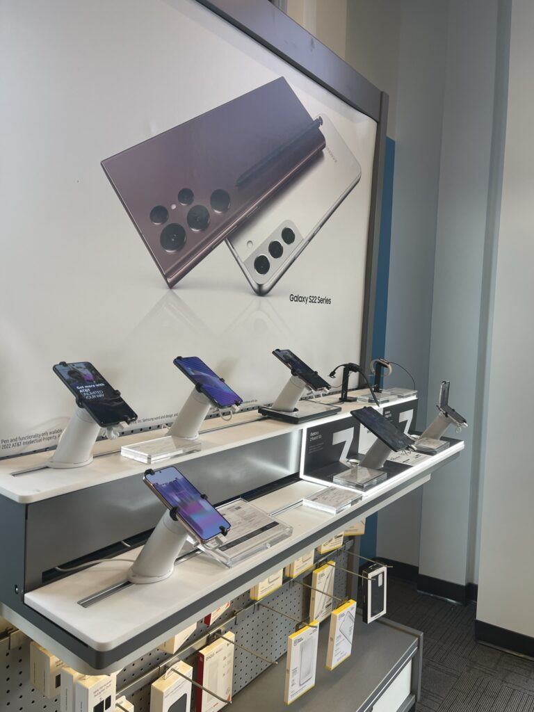 LIVE OnePOD Présentation de téléphones et d'iPads dans un magasin AT&T