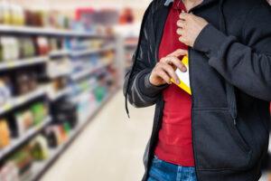 Un homme tente de voler un produit dans une veste