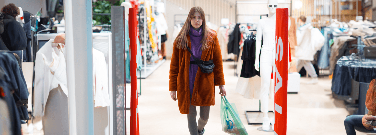 Femme en manteau avec un paquet