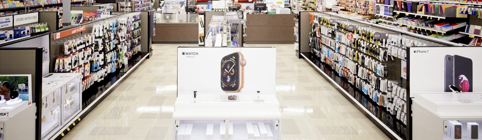 Présentation d'une smartwatch dans un magasin de détail