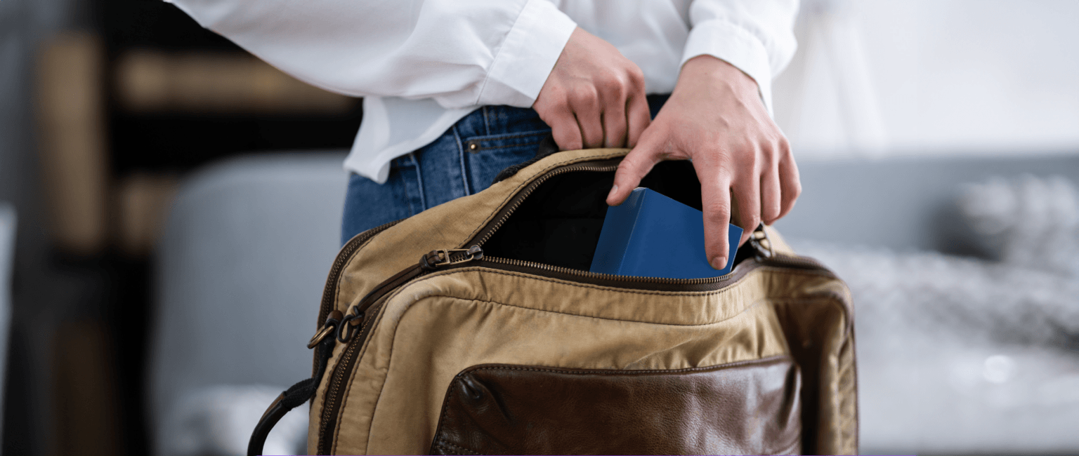 Un homme vole des marchandises en les mettant dans son sac