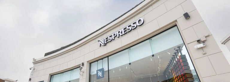 InVue's NE150: Un mélange parfait de sécurité et de style pour la boutique Jockey Plaza de Nespresso