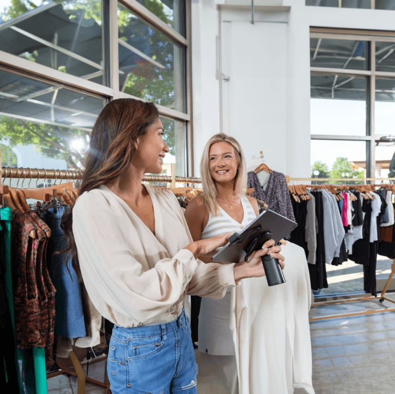 POS en magasin avec deux femmes