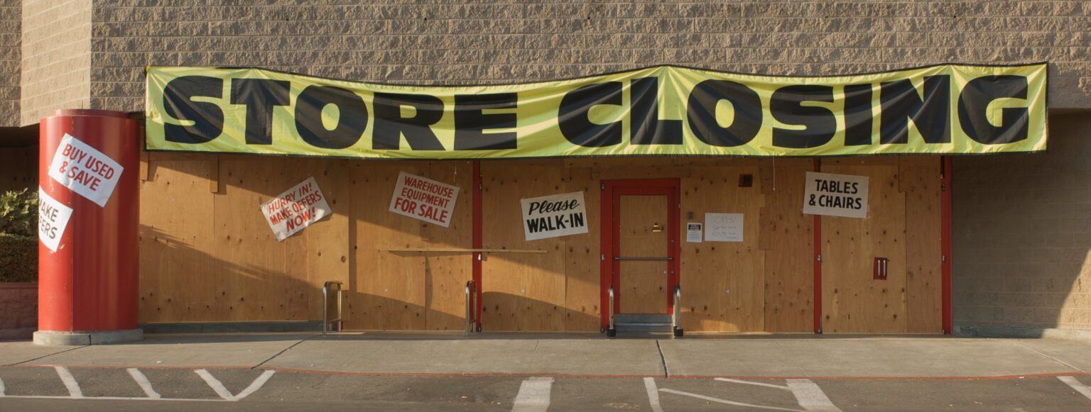 Image d'un grand magasin avec un panneau annonçant la fermeture du magasin