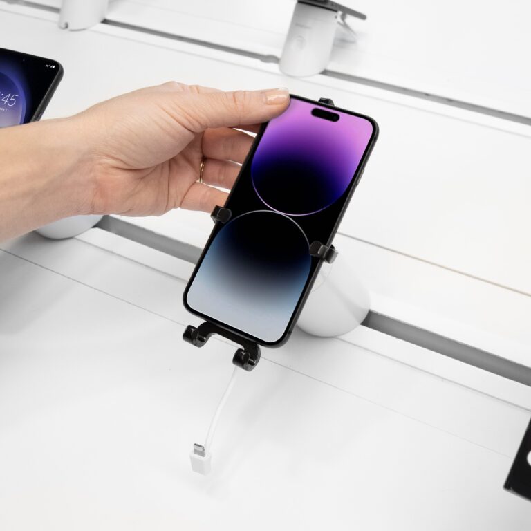 Quelqu'un en train de retirer un téléphone d'un support à dégagement rapide.