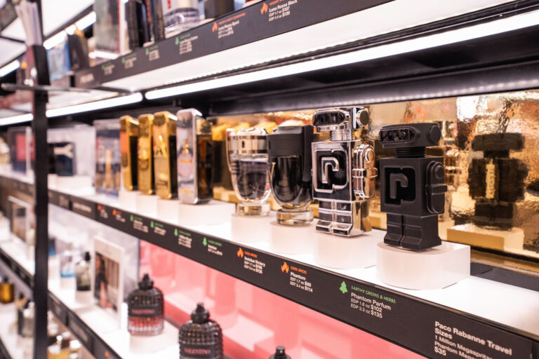 Étagère sur laquelle les échantillons de produits de beauté sont fixés à l'aide de présentoirs de sécurité