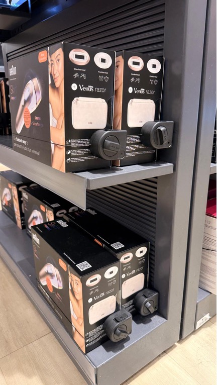 InVueProtection des colis : des « corner Package Wrap s » assurant la sécurité des produits de santé et de beauté vendus en magasin.