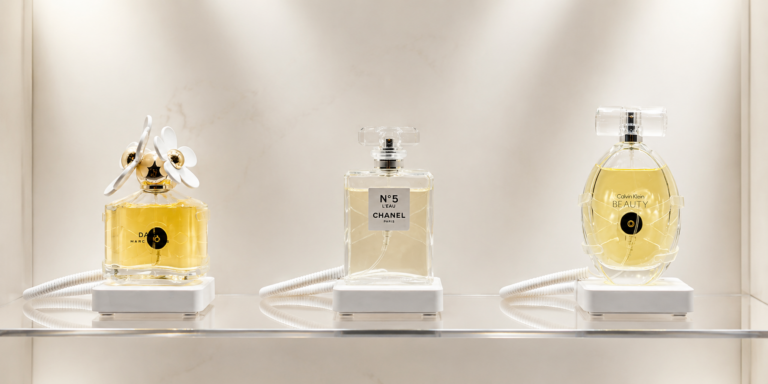 Le problème des échantillons de parfum : comment les détaillants trouvent le juste équilibre entre accessibilité et pertes de stock